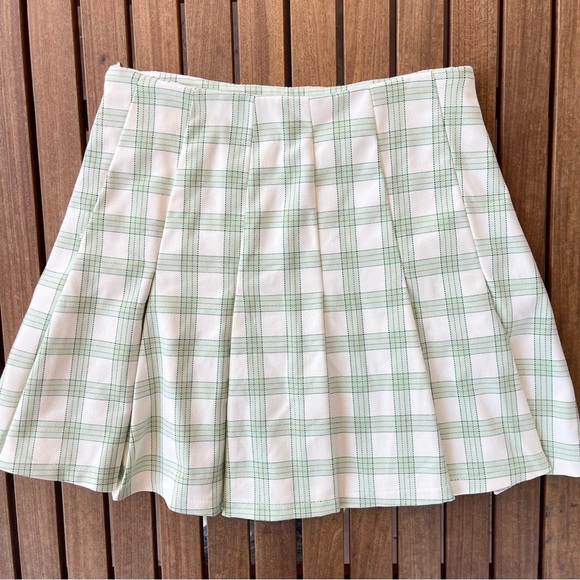 BERSHKA ~ Cream and Green Plaid Mini Skirt with Cute Box Pleats ~ Size XS - Picture 3 of 6